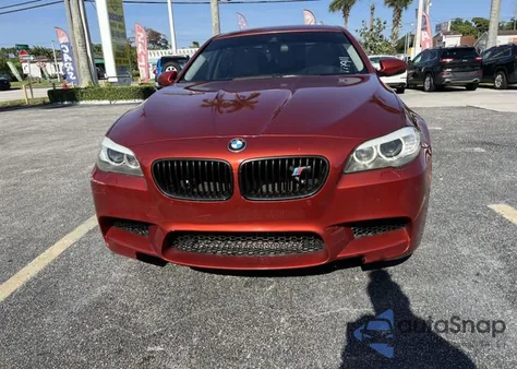 2013 BMW M5 z USA, uszkodzony, nr VIN WBSFV9C57DC773911